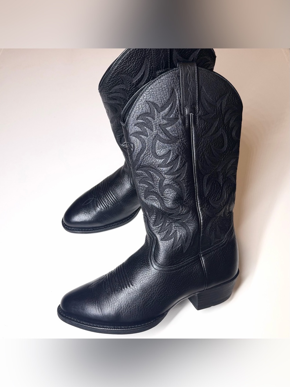 ARIAT MEN’S HERITAGE R TOE WESTERN BLACK LEATHER BOOTS SIZE- 10.5 EE